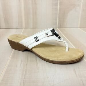 G.H. Bass & Co Trudy White Thong Sandals With Silver Accents Women Sz 9 Western